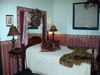 The Historic Brook Forest Inn Evergreen Exterior photo